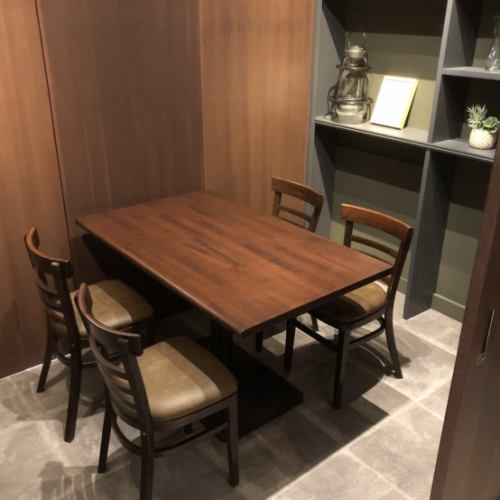 大小さまざまな個室あり