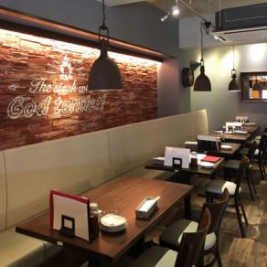 ゆったりと座れるテーブル席