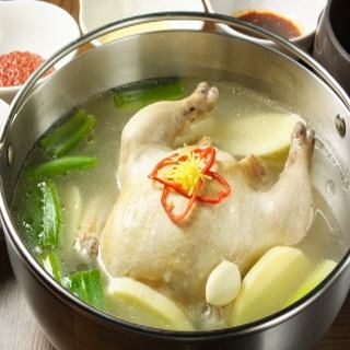 丸鶏を煮込んだ人気の鍋と本格韓国料理４０種が食べ放題のタッカンマリコース 