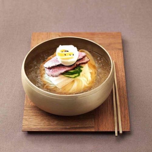 冷冻汤烤牛肉冷面
