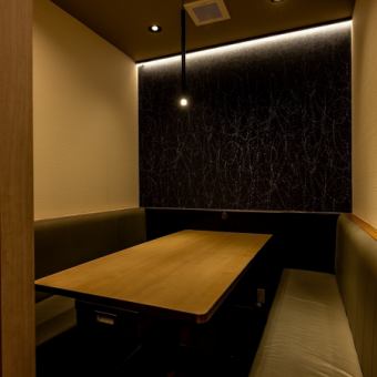 最大8名様までご利用頂ける完全個室。扉付きの完全個室となっておりますのでご接待や大事な方とのお食事、ご友人様とのお食事などにご利用くださいませ。上質なお料理と贅沢な空間で、至極のひとときをお過ごしくださいませ。