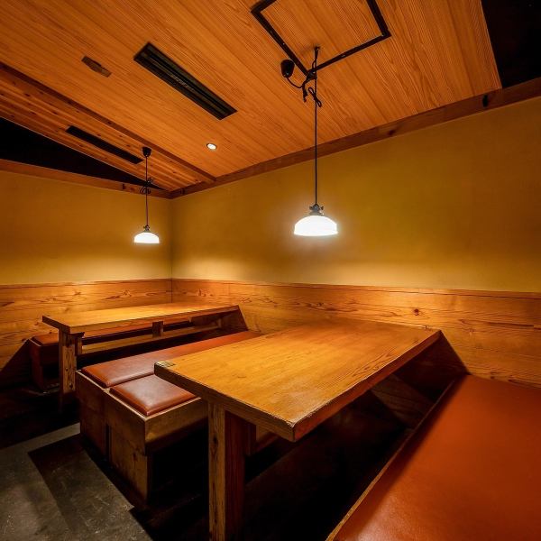 落ち着いた大人の雰囲気漂う和モダンな個室は、会社宴会や接待などのビジネスはもちろん、記念日デートなどにも最適。シックで洗練された空間を演出しております。新橋の中心とは思えない落ち着いた雰囲気が漂うプライベート個室空間で、至極のひとときをお過ごしくださいませ。
