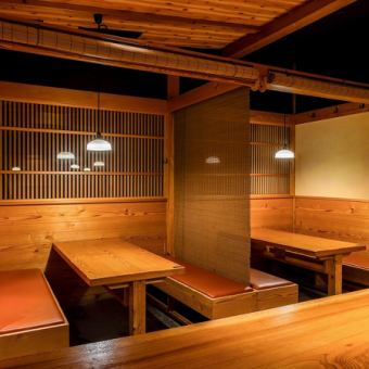 お二人で気兼ねなく寛げる、和モダンなテーブル席をご用意しております。モダンな雰囲気な店内は、デートや記念日利用にも最適！蟹と海鮮、炭火串焼きなど全100種以上の料理を食べ放題でお楽しみください。