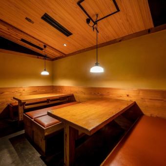 7名様までご利用頂ける半個室。ご接待や大事な方とのお食事、ご友人様とのお食事などにご利用くださいませ。上質なお料理と贅沢な空間で、至極のひとときをお過ごしくださいませ。