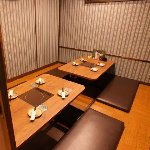 【鶴見駅/京急鶴見駅徒歩1分!!】 全席喫煙OK!2名様~ご利用いただけるボックス席のほか、個室席、店内貸切のご利用も可能です◎広々としたテーブル席でゆったり飲み会をお楽しみいただけます!単品飲み放題あり/3時間コース利用OK!
