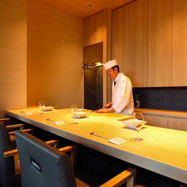 [Interior] There is a counter.The spacious interior is perfect for those who want to enjoy sushi at their own pace.At the counter, the sushi is made right in front of you, so it's very impressive.Dates/For one person ◎