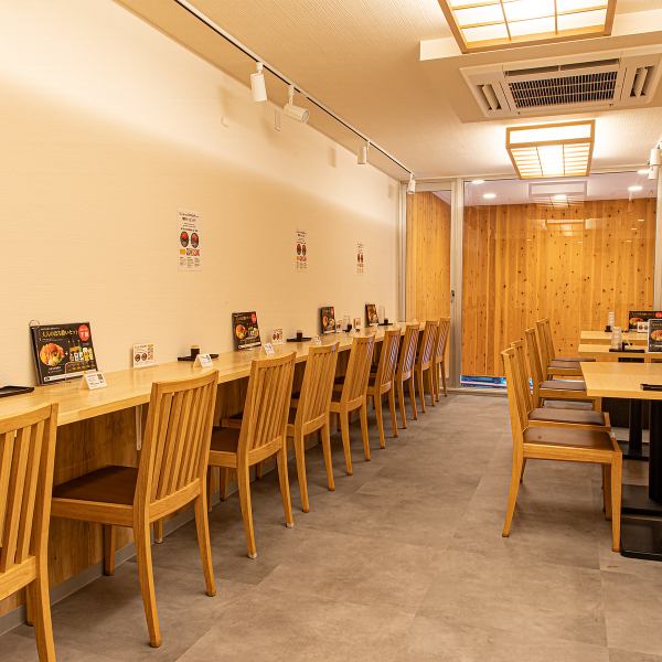 当店は、一名様でのご来店はもちろん、ご家族連れやご友人同士でのご利用も大歓迎です☆ サクッと食べやすい海鮮丼は、老若男女問わず人気があり、忙しい日常の中でも手軽に美味しい海の幸を楽しめると好評です。ランチタイムはもちろん、ディナータイムにもお楽しみいただけるメニューを取り揃えています。