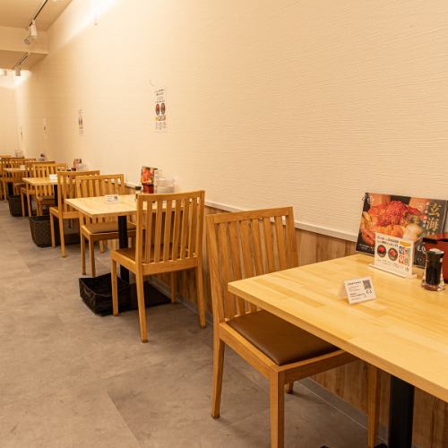 1階席・2階席合わせて、テーブル席をご用意しております。