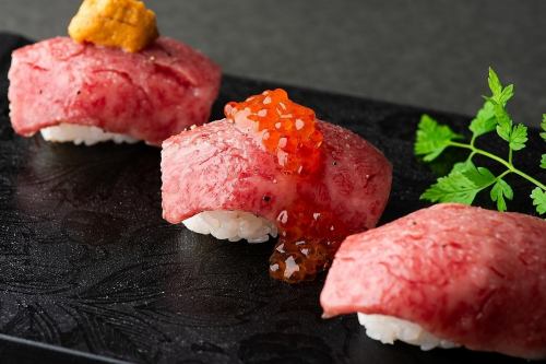 Sirloin meat sushi ~ 2 pieces with salmon roe