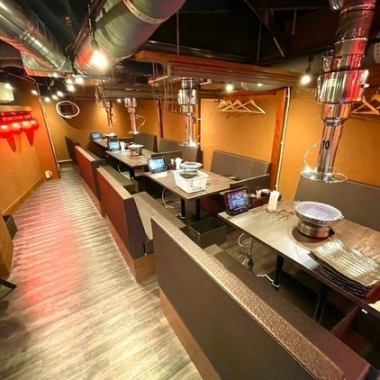 【完全個室×テーブル席で寛ぎの焼肉時間】10名様以上で使える完全個室をはじめ、ゆったり座れるテーブル席も完備。会社宴会やグループ利用に最適なプライベート空間です。