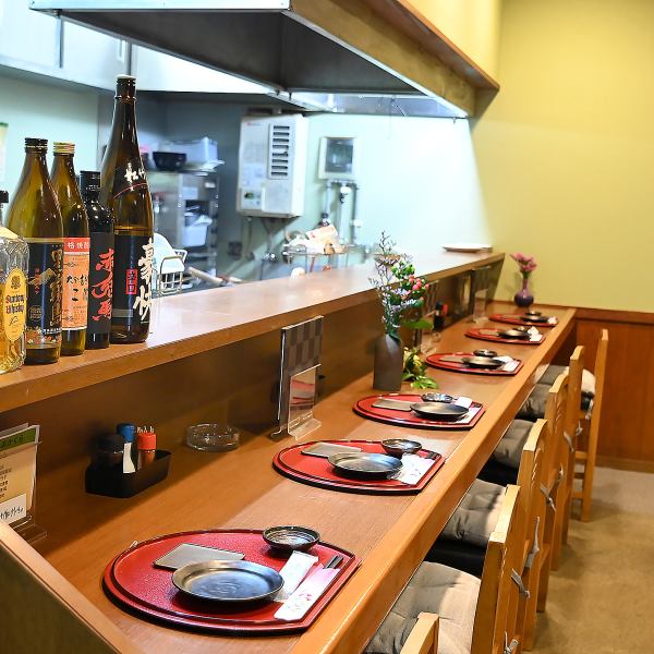 お一人様でのサク飲みや、デートでのご利用にもぴったりなカウンター席もございます。目の前で調理の様子を眺めながら、こだわりの手作り料理を味わうのも乙なもの◎スタッフとの会話を楽しむも良し、お一人でゆっくりとお酒と向き合うも良し、お客様それぞれの時間をお楽しみいただけます。気軽に立ち寄れます。