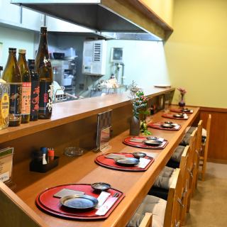 お一人様でのちょい飲みや、デートでのご利用にもぴったりなカウンター席をご用意しております。目の前で繰り広げられる調理の様子を眺めながら、こだわりの手作り料理を味わうひとときは格別。お客様それぞれのスタイルで、心地よい時間をお過ごしいただけます。