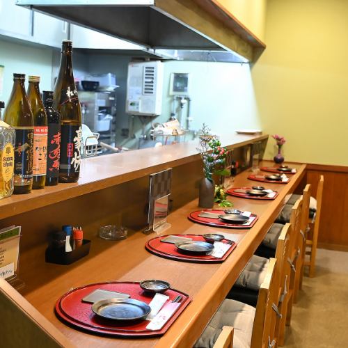 お一人様でのちょい飲みや、デートでのご利用にもぴったりなカウンター席をご用意しております。目の前で繰り広げられる調理の様子を眺めながら、こだわりの手作り料理を味わうひとときは格別。お客様それぞれのスタイルで、心地よい時間をお過ごしいただけます。