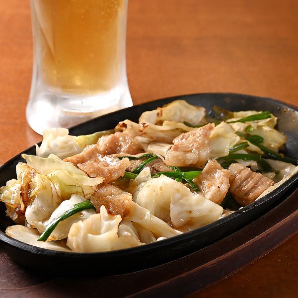 【お酒がススム◎】野菜たっぷり！手作りタレで味わうホルモン鉄板
