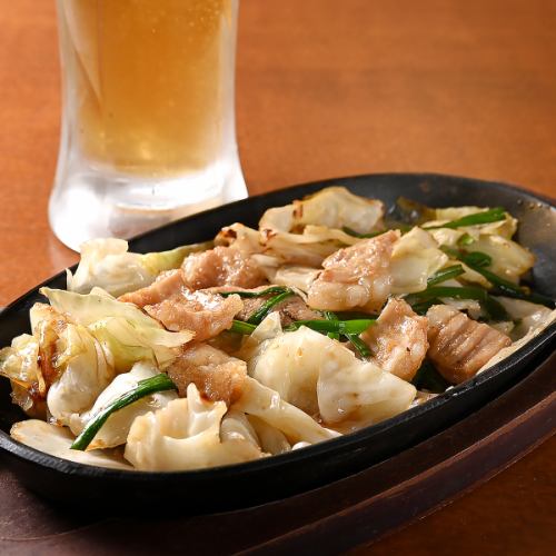 【お酒がススム◎】野菜たっぷり！手作りタレで味わうホルモン鉄板
