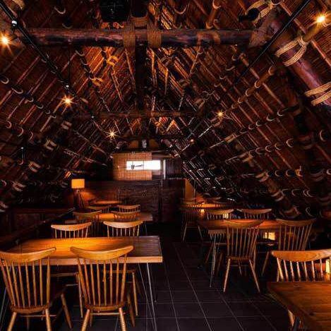 在氛圍極佳的私人私人房間內享用我們精心準備的菜餚。