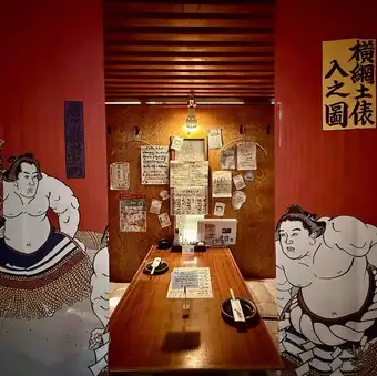 座位区采用窗帘遮挡视线，因此您不会受到其他顾客的打扰。我们可以接待2至4人的团体。