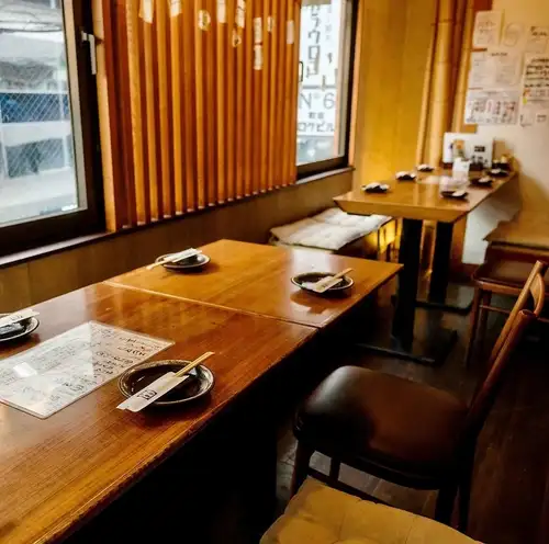 内部设计风格宁静，以木纹为主。