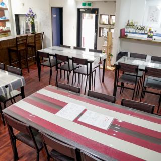 We also have five seats at the counter, so please feel free to come and dine alone.