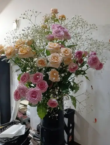 一个舒适的空间，装饰着色彩鲜艳的花卉，反映了季节的更迭。