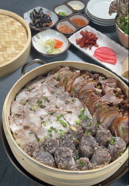 【新大久保第一名】请品尝我们广受欢迎的芝士辣炒鸡排和我们精心制作的自制猪蹄。