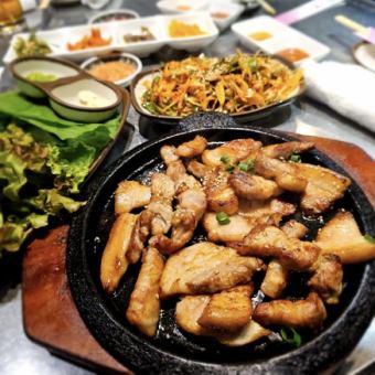 サムギョプサル！焼いたサムギョプサルをあつあつ鉄板で提供しております！匂い心配なしで嬉しい！