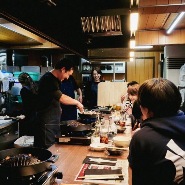 飾り気のない素朴な店構えに、どこか懐かしい昭和レトロの趣き。そっと灯る赤いテント看板をくぐれば、選び抜いたジンギスカンと上ラム、北海道産鹿肉だけが並ぶ潔いメニュー。変わらぬ美味しさと、新たに磨かれた佇まいの中で、存分にジンギスカンをお楽しみください。