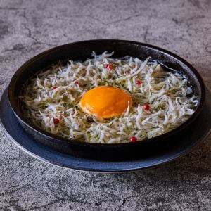 しらすの卵黄アヒージョ