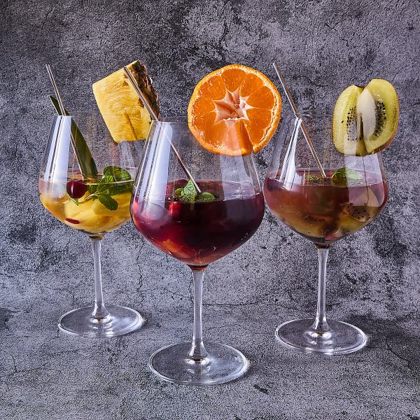 フルーツが漬け込まれたおしゃれなサングリアや果実酒・ワインなど種類豊富にお酒もご用意しております◎