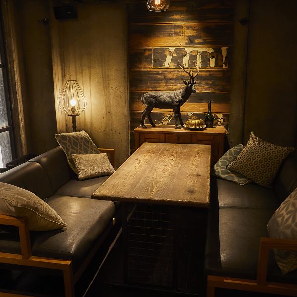 【雰囲気◎】落ち着いた雰囲気の中で、ゆったりとした時間を過ごせるお洒落な空間になっております。大切な方との記念日、デートなど、様々なシーンでご利用いただけます。会話を楽しみながら、美味しい料理やお酒とともに至福の特別なお時間をお過ごしください!女子会や二次会、大切な人の誕生日などにも◎