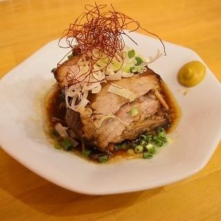 手間暇かけた角煮も名物!