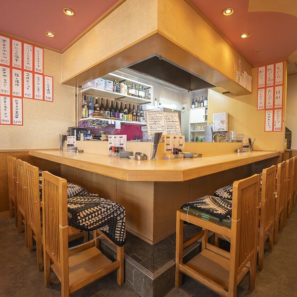 当店はお一人様でのご利用も大歓迎です。カウンター席がメインとなっているのでまわりを気にすることお酒やお食事をお楽しみいただくことができます。またお席の間隔を広めにとっているのでゆったりとお過ごしいただける点がウリポイントとなっています！ぜひご来店ください！