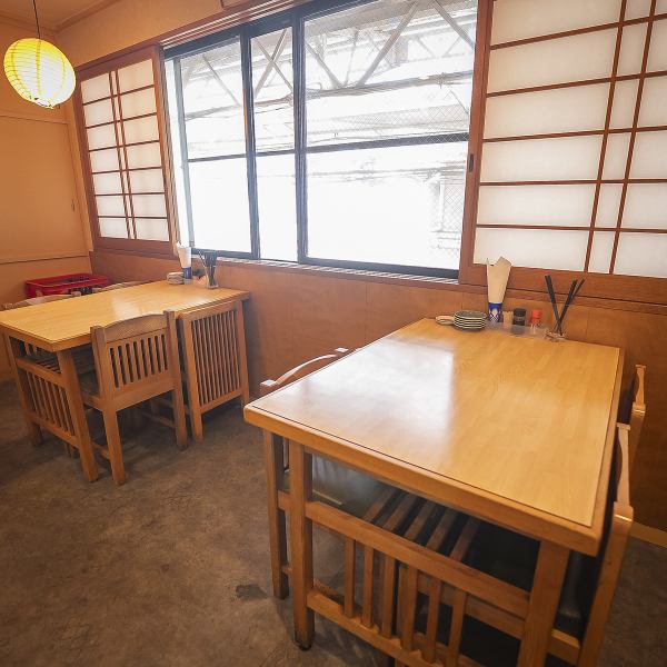 仕事帰りの急な飲み会にも当店をご利用ください！4名掛けのテーブル席を2席、ご用意しているので同僚やご友人と一緒にお酒をお楽しみください。酒の肴や一品料理も豊富に取り揃えており、日本酒やビールと一緒にぜひお召し上がりください♪