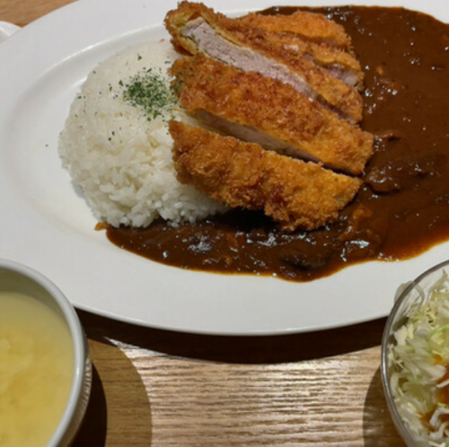 《平日限定ランチ》和牛すじと牛タンと玉ネギで作った特製カツカレー