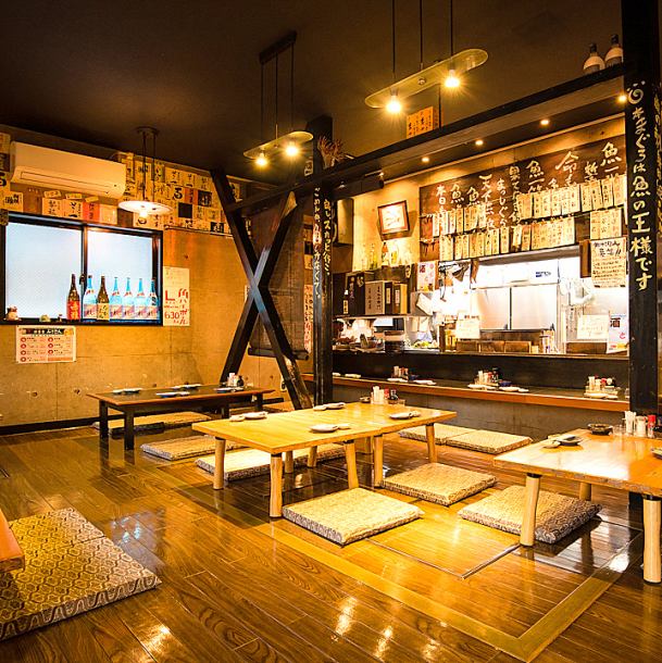 A secluded place where you can enjoy specialty dishes and local sake ♪ Restless space based on black!