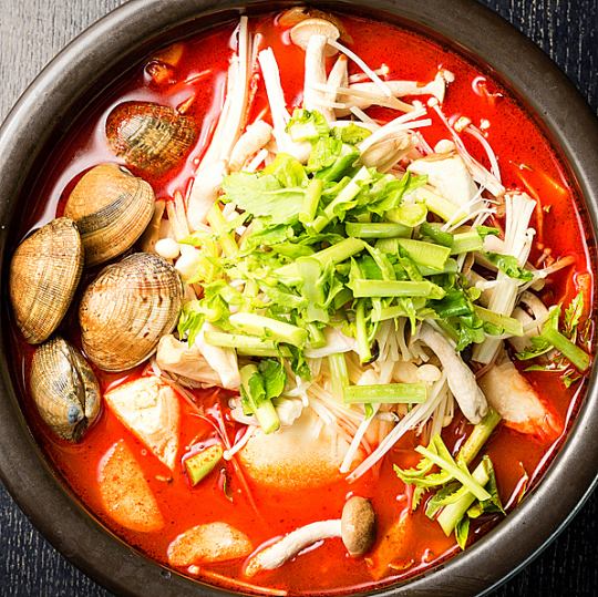 大蛤蜊火锅和日式上等汤料