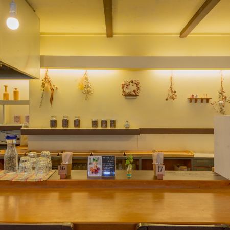 [Counter] The counter seats, which are comfortable for one person, are open kitchens, so you can fully enjoy the aroma of coffee.Recommended for a date or a relaxing time with friends!