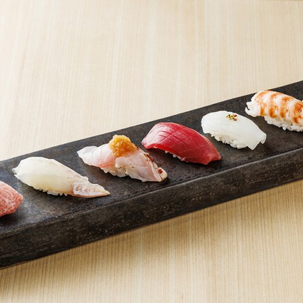 選び抜いた食材と鮮度抜群の魚介。 自慢の寿司と一品料理をお楽しみください♪
