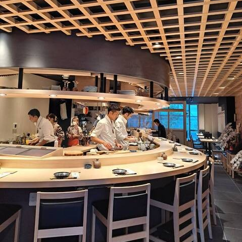 天神南駅から徒歩2分の「裏天神」に佇む、寿司居酒屋です。店内は落ち着いた空間が広がり、特に目を引くのはデザイナーが手掛けた美しい曲線のカウンター席◎お一人様やデートでのご利用に最適で食事を楽しみながら会話も弾みます。木の温もりを感じる和モダンな雰囲気の中、ゆったりとした大人の時間をお過ごしください♪