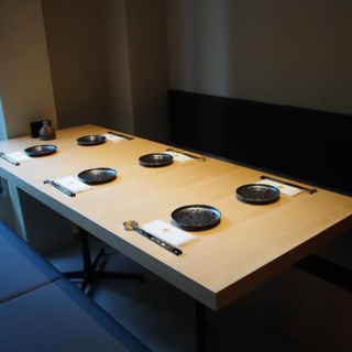 ご友人同士での食事や、少人数での飲み会に最適なテーブル席もございます。お洒落で落ち着いた空間で、周りを気にせず会話に花を咲かせてください♪自慢の寿司や一品料理をシェアしながら楽しむのも◎