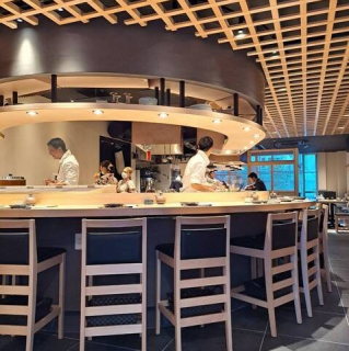 デザイナーが手掛けた美しい曲線のカウンター席は、デートやお一人様でのご利用に最適です◎職人の技を間近に眺めながら、ライブ感あふれるお食事をお楽しみいただけます♪