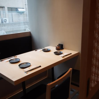 4名様までご利用可能な個室は少人数での会食や接待に最適です。プライベートな空間で周りを気にせずゆっくりとお食事と会話をお楽しみいただけます。人気のお席のため、早めのご予約がおすすめです◎