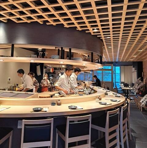 デートに最適なカウンター席と、接待に使える個室