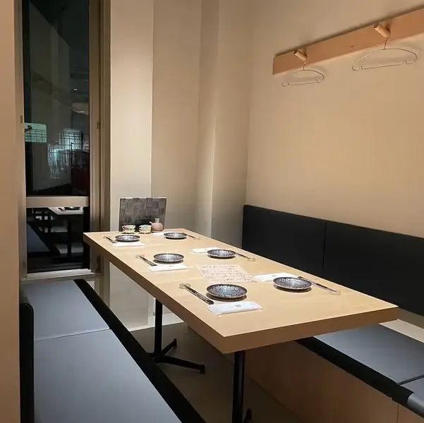 ご友人との食事や少人数の集まりにはテーブル席がおすすめです。落ち着いた照明とオシャレな内装が会話を弾ませる居心地の良い空間を演出◎厳選食材と鮮魚を使った自慢のお寿司や一品料理を囲み、楽しいひとときをお過ごしいただけます。天神でのディナーや、ちょっと一杯飲みたい時にも気軽に立ち寄れる雰囲気が魅力です♪