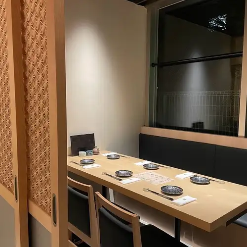 <p>接待や宴会、ご家族でのお食事など、プライベート感を大切にしたいシーンには個室をご用意しております◎3名様からご対応可能な個室があり、周りを気にせずゆっくりと寛げます。落ち着いた和の空間で、こだわりのコース料理を味わうのもおすすめ♪人気のお席となりますので、ご予約はお早めにどうぞ！</p>