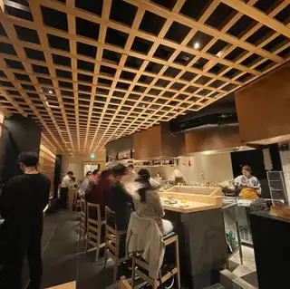 我們可以承辦大型宴會，並設有可供 3 人或以上團體使用的私人私人房間。請考慮使用我們的場地舉辦公司聚會或與同事朋友的大型聚會。