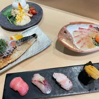 【非常適合宴會和商務招待】喜多郎套餐讓您可以享用我們餐廳的招牌壽司以及其他精緻菜餚，例如鮭魚籽和磨碎的白蘿蔔配銀魚。