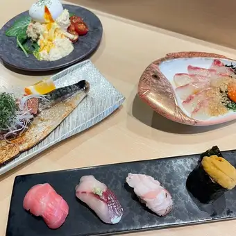 【適合豪華宴會和慶典】喜多郎高級套餐：享用豪華壽司和其他招牌菜。