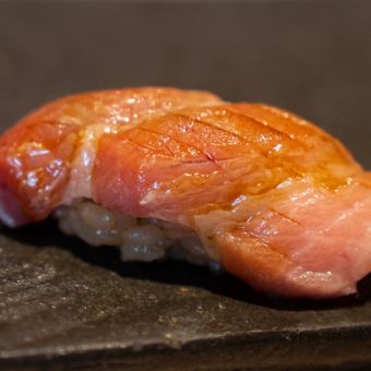 [Reservations accepted between 5pm and 6pm only] Chef's choice of 10 rolls of nigiri (with red miso soup and sweets)