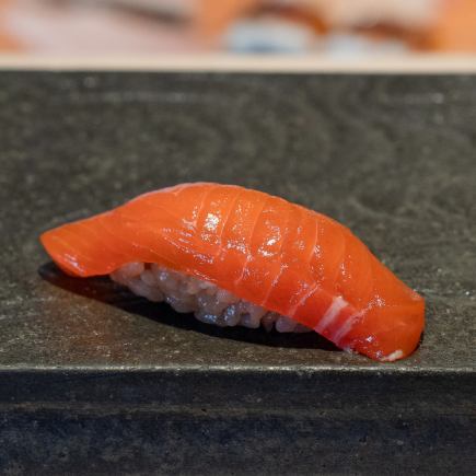 [Reservations accepted only between 5 PM: Chef's choice of 10 rolls of sushi + 3 kinds of sashimi (appetizer, 3 kinds of sashimi, red miso soup, and dessert)]